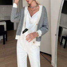 Charger l'image dans la galerie, pull cardigan automne zebre hiver beige ecru blanc chaud coton polyester chic tendance fashion