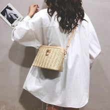 Carregar imagem para a galeria, sac a main rectangulaire brun blanc rotin paille tendance bandouliere delux be cover
